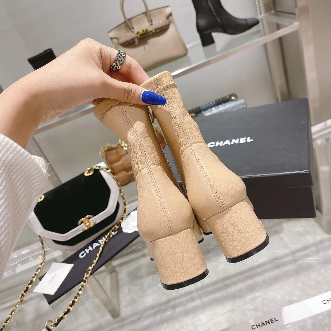 👟👟Ex-factory price 620👟👟 👑Chanel Chanel Xiaoxiang Wannian classic stitching thick heel short boots. 🔻Interpretation of elegant little fragrance〰️Super textured style, low-key but not simple, elegant and noble, especially the small double CLOGO embellishment on the heel, and the simple splicing of different materials on the toe casually reveal elegance and sophistication. It feels like walking on the ground without tiring your feet at all👌🏻. 👟👟👟👟The upper is made of imported Italian lambskin🐑, the lining is lambskin, and the Italian cow leather outsole. Heel height: 5cm. size: 35-39 (34, 40 can be customized)